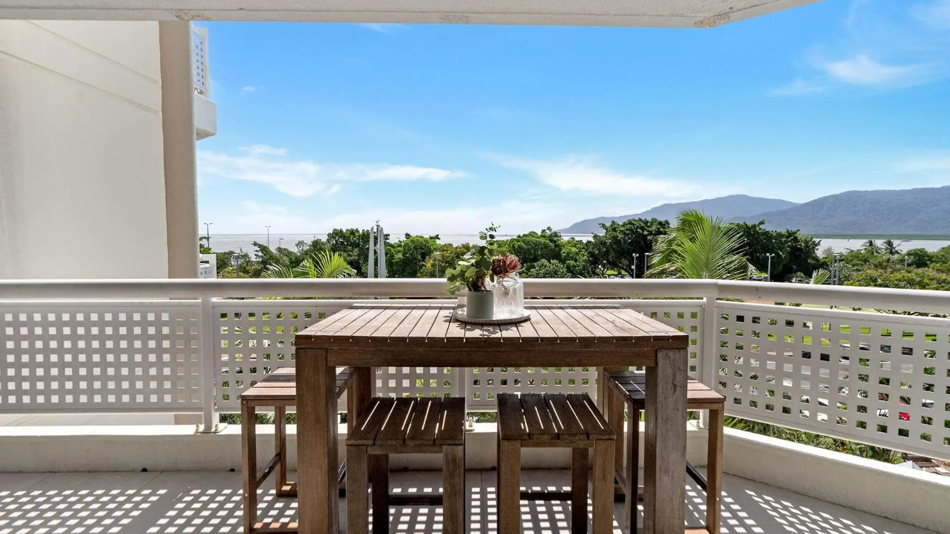 Belle Escapes Rydges Plaza Esplanade 54 With Stunning Ocean Views Apartment Cairns
