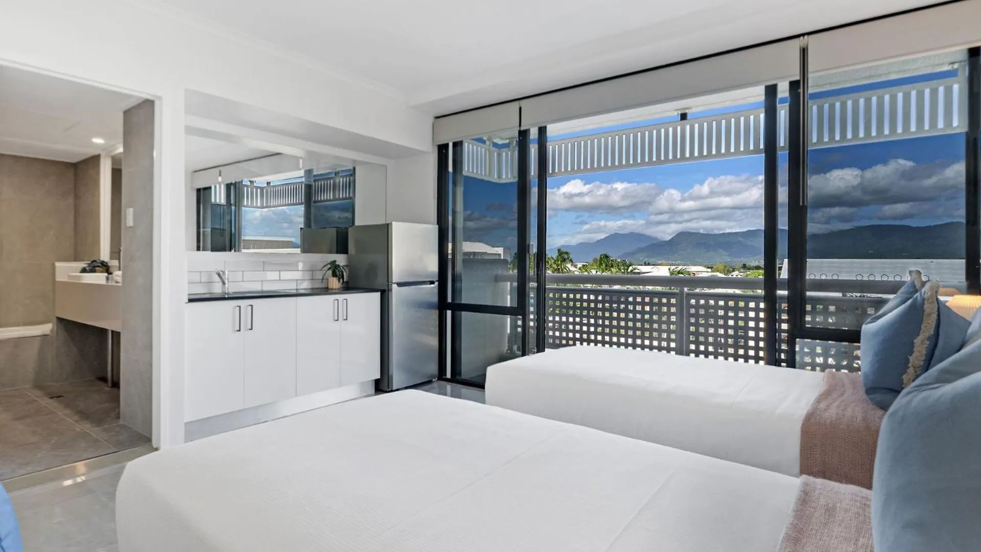 Belle Escapes Rydges Plaza Esplanade 54 With Stunning Ocean Views Apartment Cairns 0*,