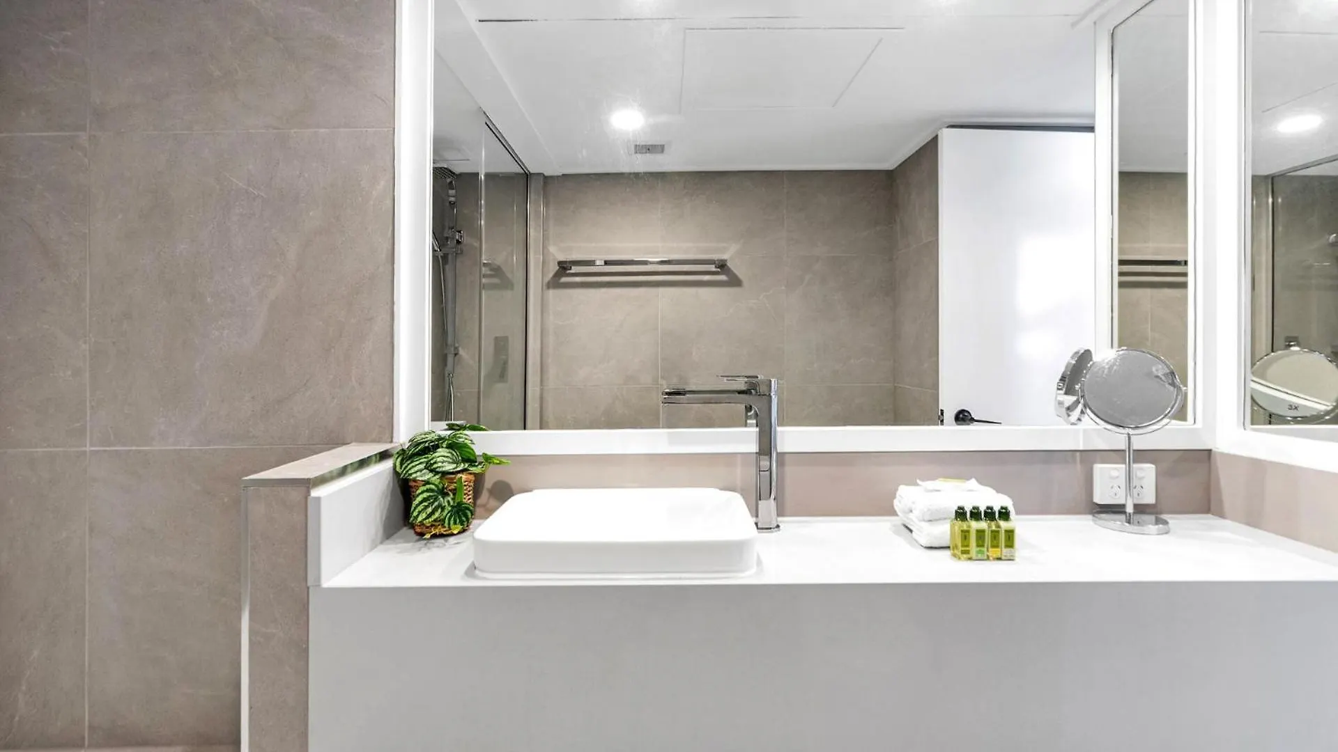 Belle Escapes Rydges Plaza Esplanade 54 With Stunning Ocean Views Apartment Cairns