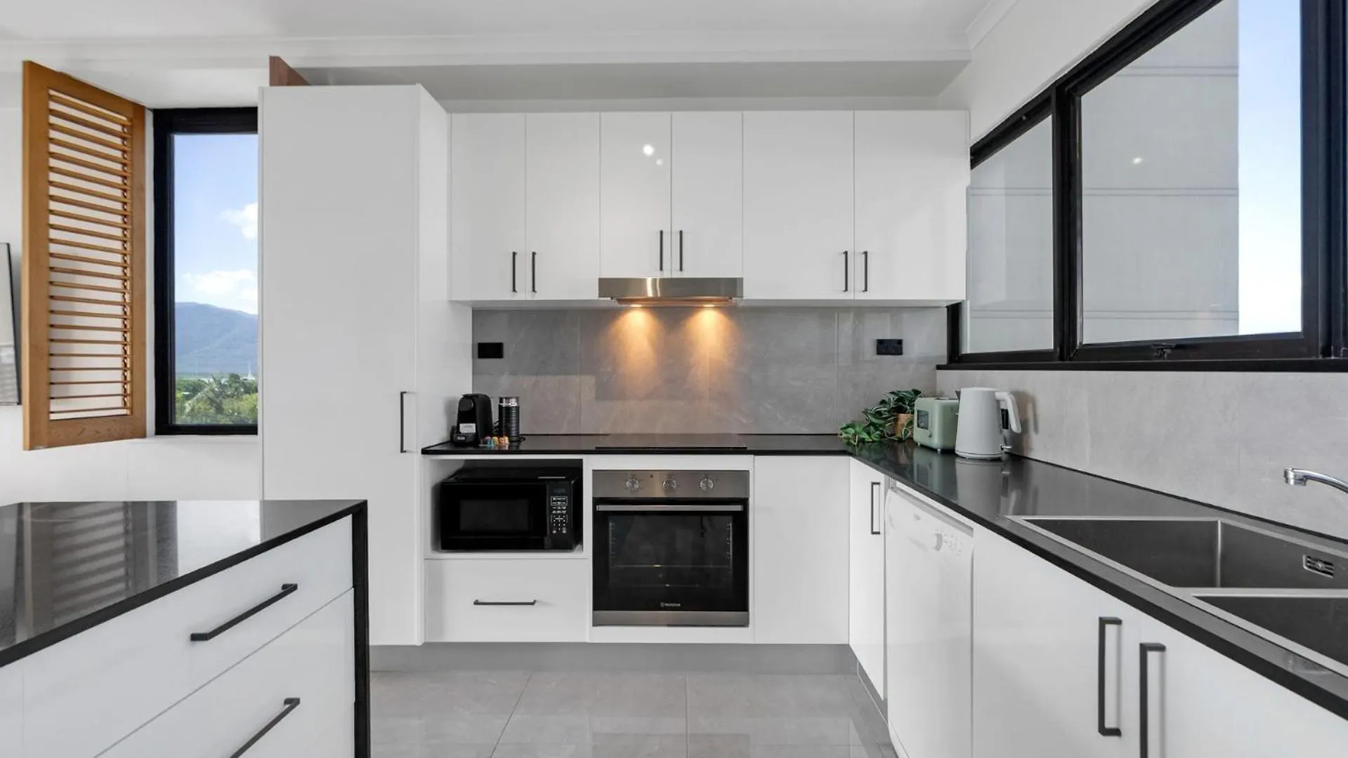 Belle Escapes Rydges Plaza Esplanade 54 With Stunning Ocean Views Apartment Cairns Australia